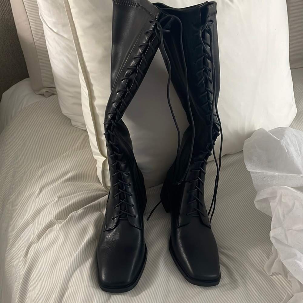 Black boots never worn size 7.  Black laced with side zipper